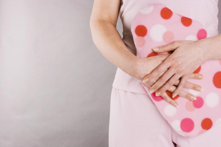 Які виділення мають бути у жінки перед місячними і чи вважаються нормою білі та рясні?